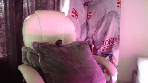 Snapshot of melissa_sexytits chatting on December 4, 8:23 pm Lau online show from December 4, 8:23 pm