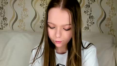 MelMooon online show from May 16, 10:52 pm