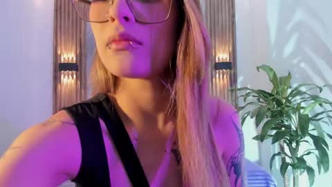 melodylanee online show from April 17, 11:12 am