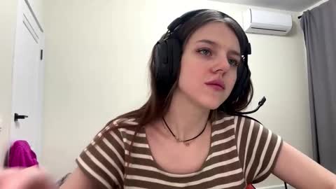 Hi Im Aria 18 years old online show from January 18, 7:01 pm