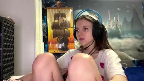 Hi Im Aria 18 years old online show from December 3, 12:39 pm