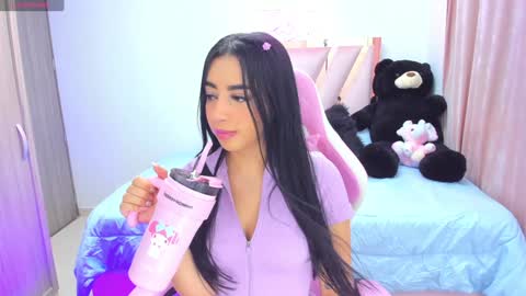 Snapshot of mia77_ chatting on December 18, 1:37 am Mia online show from December 18, 1:37 am