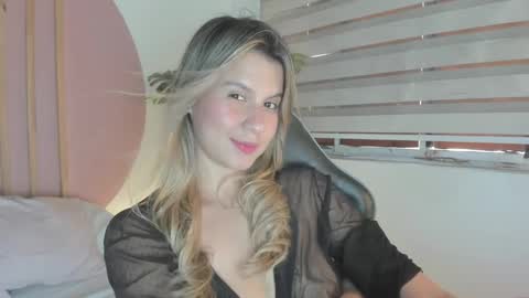 M I A  online show from November 15, 8:43 pm