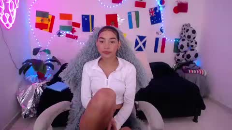 mia_cute_girl online show from July 3, 12:21 pm