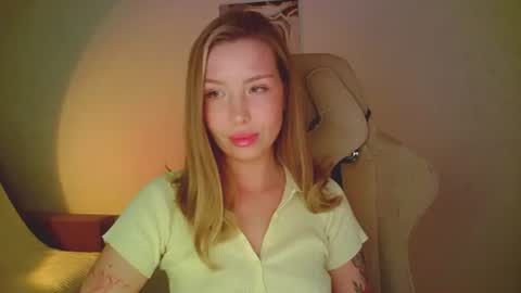 Mia online show from June 14, 8:44 pm