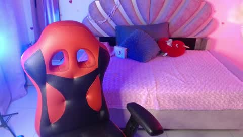 mia online show from April 4, 11:56 pm