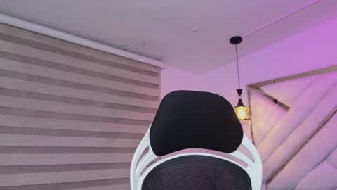 Mia online show from April 18, 4:36 am