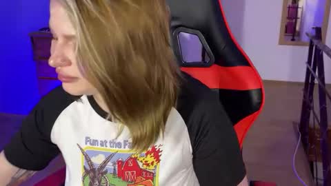 Snapshot of mia_kamp chatting on October 9, 8:03 pm Mia online show from October 9, 8:03 pm