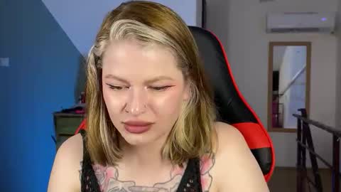 Snapshot of mia_kamp chatting on September 19, 3:27 pm Mia online show from September 19, 3:27 pm