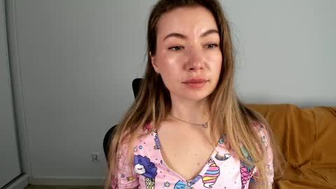 Mia online show from May 22, 7:37 am