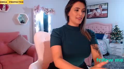 Mia online show from December 7, 3:47 pm