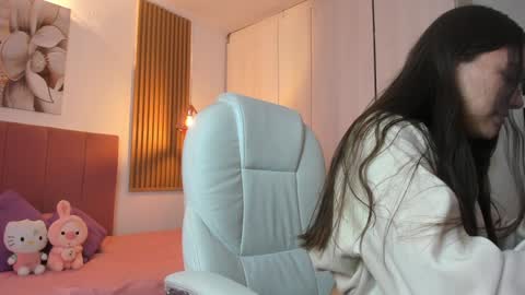Snapshot of mia_nevaeh chatting on February 1, 9:40 pm Mia Nevaeh - follow me online show from February 1, 9:40 pm