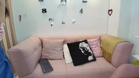 Mia online show from March 8, 8:14 pm