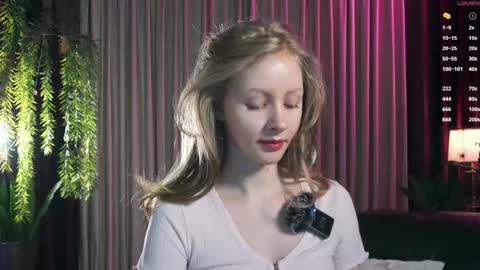 Mia online show from November 28, 4:25 pm