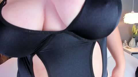 mia vixenn  online show from October 8, 5:13 am