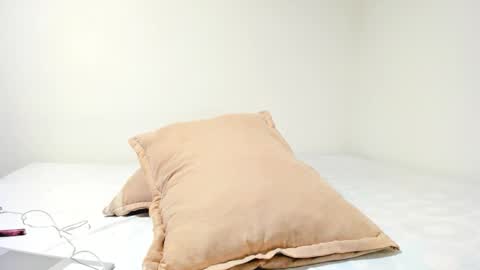 MIA INDEPENDENT MODEL  online show from October 26, 12:22 am