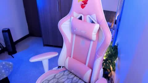 mia  nicolle online show from February 12, 5:00 am