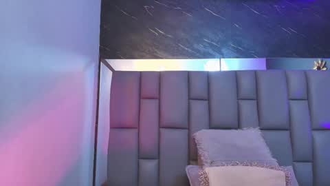 Mia online show from October 6, 12:01 pm