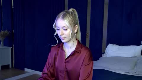 Mia online show from September 18, 5:39 pm