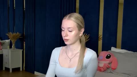 Mia online show from October 10, 5:30 pm