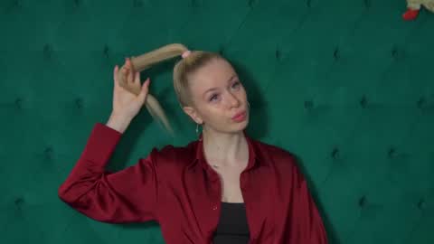 Mia online show from December 14, 5:24 am