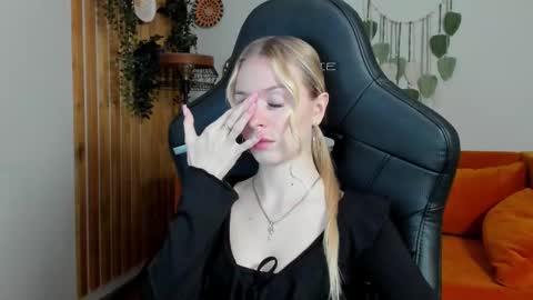 Mia online show from September 12, 6:10 pm