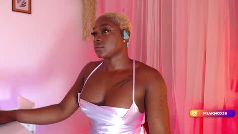 Mia online show from February 3, 9:08 am