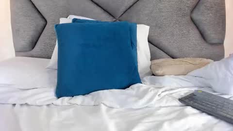 mia logan  online show from November 4, 3:19 am