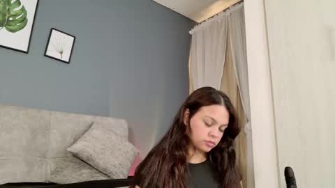 Mia online show from February 8, 8:34 pm