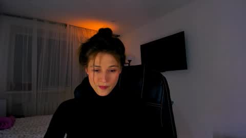 Mia online show from April 6, 7:04 pm