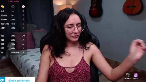Snapshot of miaportman chatting on December 28, 2:32 pm MIAPORTMANN online show from December 28, 2:32 pm