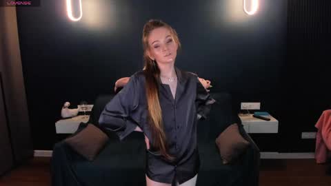 Mia online show from May 18, 5:30 pm