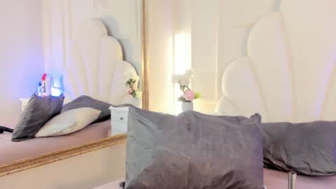 Mia online show from July 9, 7:51 pm