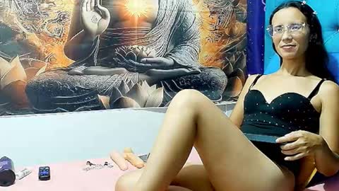 Mia online show from December 18, 8:59 pm