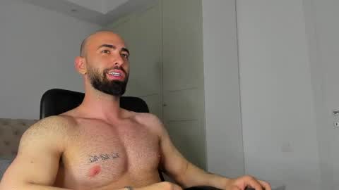 MichaelEvansx online show from April 18, 10:43 pm