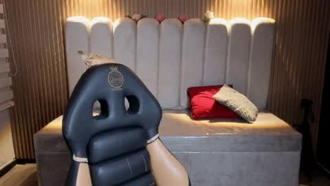 miiaa_evans1 online show from May 25, 1:50 pm