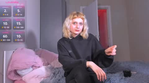 mikaella_nicole online show from April 3, 4:36 pm