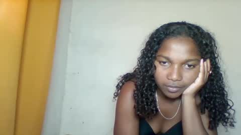 mila_lunah online show from April 7, 8:05 am