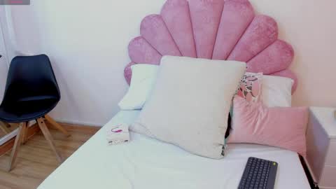 mila online show from May 25, 12:00 pm