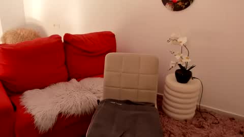 MilfElla online show from December 2, 11:30 am