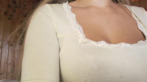 milk_bunny_ online show from May 27, 2:25 pm
