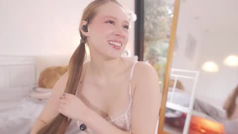 milky_0 online show from May 31, 7:15 pm