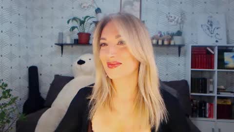 MillaXQueen online show from May 22, 1:40 pm