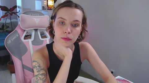 Snapshot of milly_ross23 chatting on January 6, 5:19 am Milly online show from January 6, 5:19 am