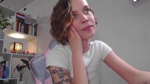 Snapshot of milly_ross23 chatting on February 7, 12:50 pm Milly online show from February 7, 12:50 pm