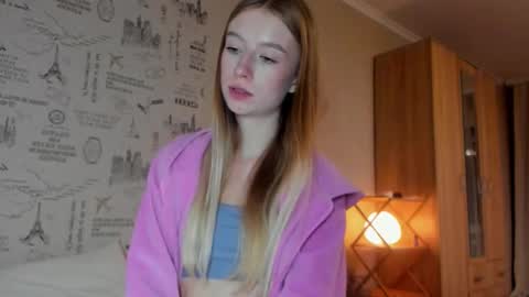 Snapshot of minidiva_ chatting on October 14, 10:35 pm Amelia online show from October 14, 10:35 pm