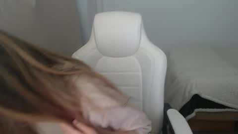 mira_g online show from November 25, 1:21 pm