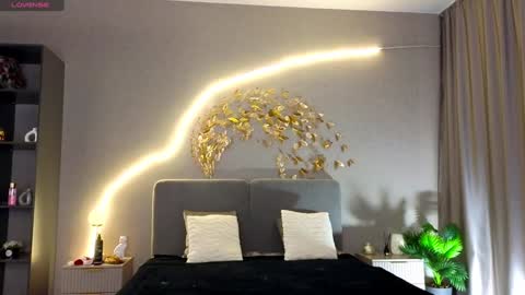 Annie  dont forget to thumbs up me  online show from December 23, 11:47 am