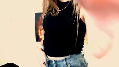 Snapshot of miss_angelina_ chatting on October 3, 7:05 am Angelina online show from October 3, 7:05 am