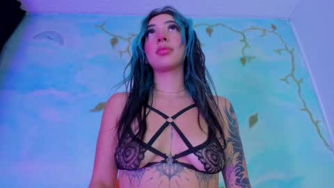 miss_evans_ online show from November 12, 8:16 am